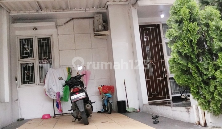 Modern Minimalist House with 1 Carport Near Toll Gate in Ciputat 2