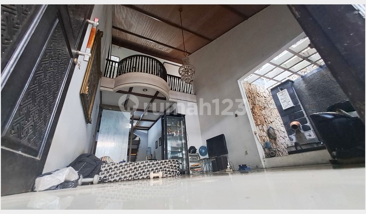 Modern Style 2-Story House in Menteng Dalam Modern Style 2-Story House in Menteng Dalam