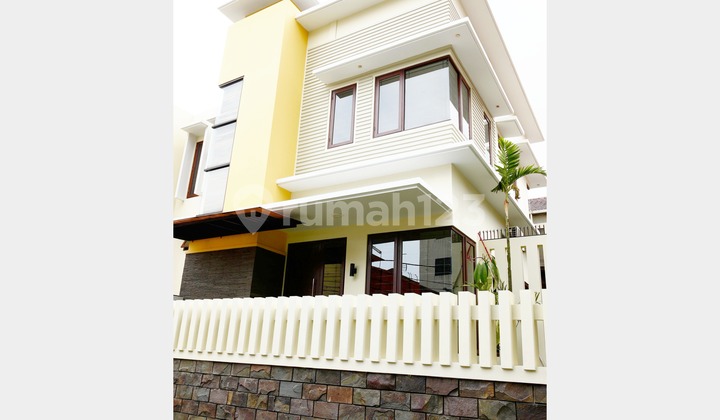 Rumah Baru Bergaya Modern di Pulo Gadung Rumah Baru Bergaya Modern di Pulo Gadung