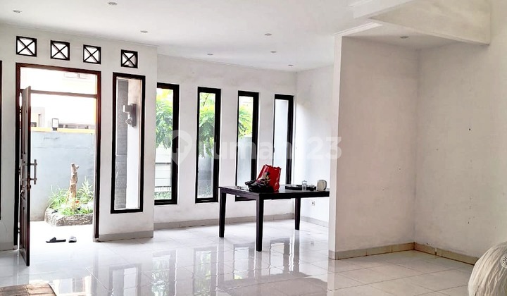 Rumah 2 Lantai 2 Carport Mudah ke Mall dan Stasiun KRL, di Bintaro 2