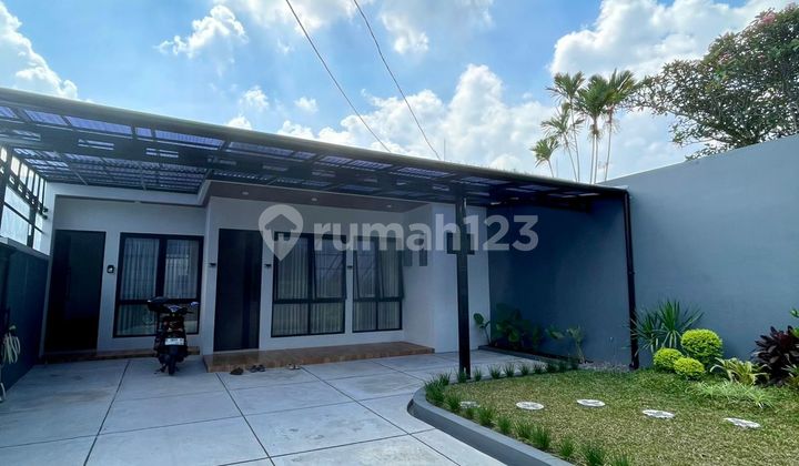 Strategic Luxury House Fits Many Cars Ready for Occupancy in Gegerkalong