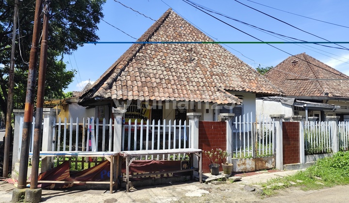 Well-Maintained Vintage House with Minimal Renovation on Ahmad Yani Street 1