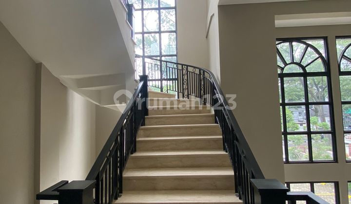 Ruang Usaha Mewah Luas Siap Isi di Mainroad Dago