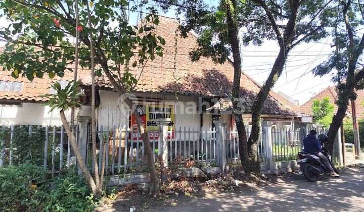 Well-Maintained Vintage House with Minimal Renovation on Ahmad Yani Street 2