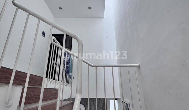 Rumah Cantik Siap Huni 2 1/4 Lantai Di Metland Puri 2