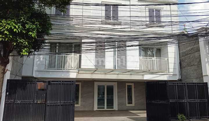 Senopati, Jakarta Selatan Rumah 3 lantai