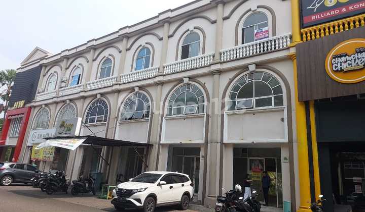 For rent.attached.shop house 3 floors
