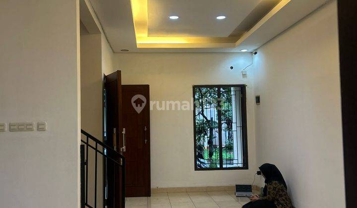 Rumah Residence Kebayoran Lama Grogol Selatan. Akses Jalan 1 Mobil, Dekat Ke Akses Jalan 2 Mobil. di SDN Grogol Selatan 01, Jl. Raya Kby. Lama, Grogol Selatan, Kebayoran Lama, Kota Jakarta Selatan, DKI Jakarta, Indonesia, 12220, Kebayoran Lama