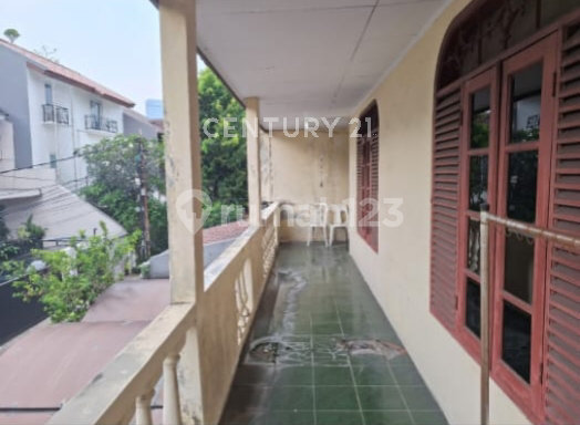 Old House for Sale in SCBD Area, Kebayoran Baru. Suitable for Building a Boarding House. 2