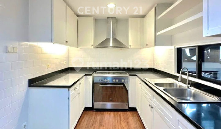 Dijual Cepat Apartemen Setiabudi Kuningan. 3BR Semi Furnished.