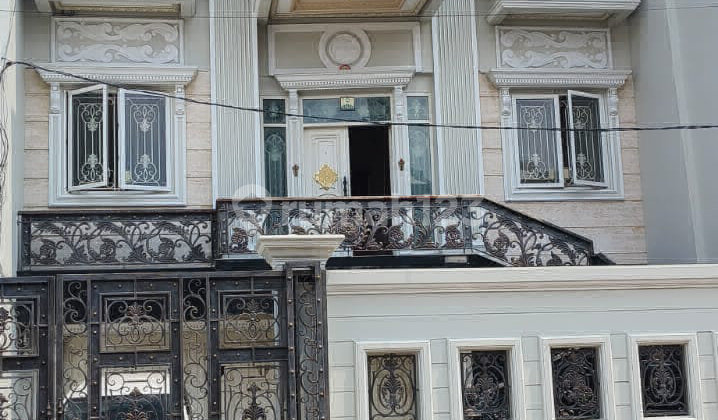 Dijual Rumah Mewah Gaya Klasik Eropa di Taman Palem Lestari