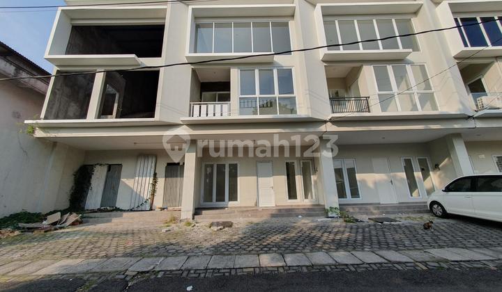 Sewa Ruko Baru 3 Lantai Tengah Kota Semarang Tengah. Lokasi Sangat Strategis Hanya 2 Menit Ke Simpang Lima, Dekat Undip, Rs Telogorejo, Tugu Muda, Lawang Sewu. Daerah Komersial Cocok Untuk Semua Jenis Usaha Bisa Untuk Kuliner, Kos, Jualan, Kantor, Klinik. 1
