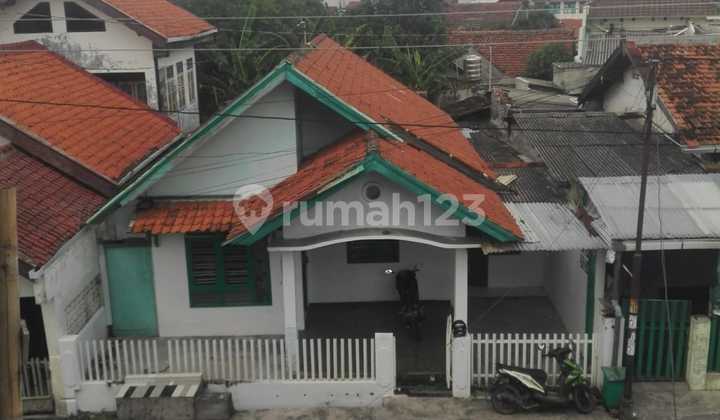 For Quick Sale: Single-Story House in Java Mall Area, Lamper Kidul, Jomblang, South Semarang. Highly Strategic Location Near Tentara Pelajar Road. Close to Java Mall. Near Sompok Baru. Mrican. Dr. Wahidin. Mataram, Mt Haryono. Cinde. Peterongan. Elisabeth Hospital. 1