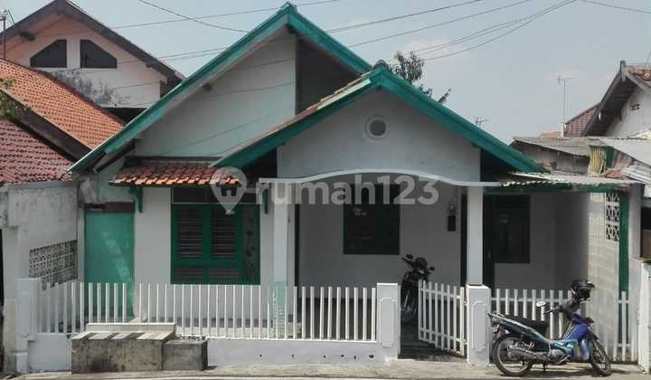 For Quick Sale: Single-Story House in Java Mall Area, Lamper Kidul, Jomblang, South Semarang. Highly Strategic Location Near Tentara Pelajar Road. Close to Java Mall. Near Sompok Baru. Mrican. Dr. Wahidin. Mataram, Mt Haryono. Cinde. Peterongan. Elisabeth Hospital. 2
