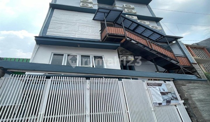 Investasi Menguntungkan & Siap Diteruskan Occupancy Stabil 90-100% (Selalu Penuh) Lokasi Strategis Dekat Kampus & Pusat Aktivitas Dijual Cepat Rumah Kost 3 Lantai