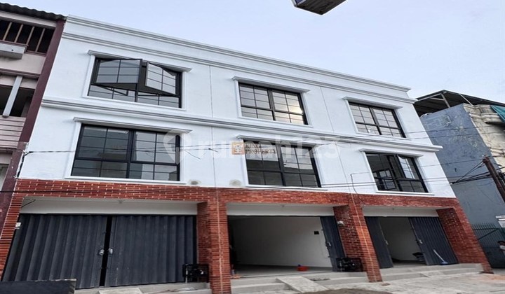 Ready to Operate! Strategic, Suitable for Office, Cafe, etc. For Rent: 4-Storey Shop House (Brand New) in Dipademangan