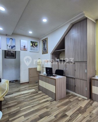 Strategic! Ready to Use for Rent, a 4-Story Shop House Furnished, Highly Suitable for Various Businesses Such as Salon, Bridal Shop, Office, or Café in a Strategic Area. 2