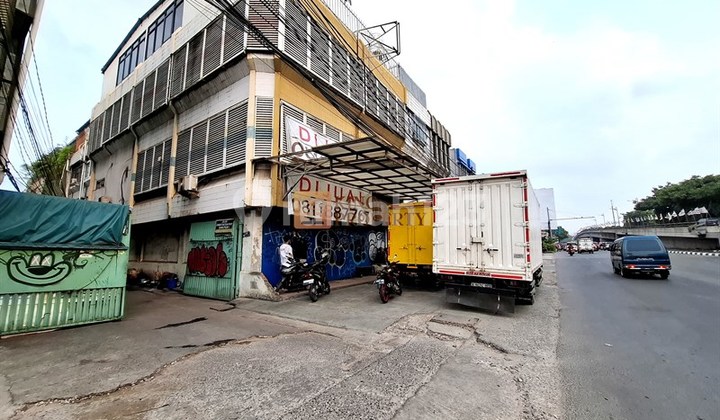Ruko 2 Unit Connecting (Gandeng) di Lokasi Jalan Besar Jembatan Dua, Kawasan Komersial Aktif dengan Traffic Lalu Lintas Sangat Tinggi. Cocok untuk Segala Jenis Usaha, Kantor, Showroom, Gudang, Maupun Investasi Jangka Panjang.