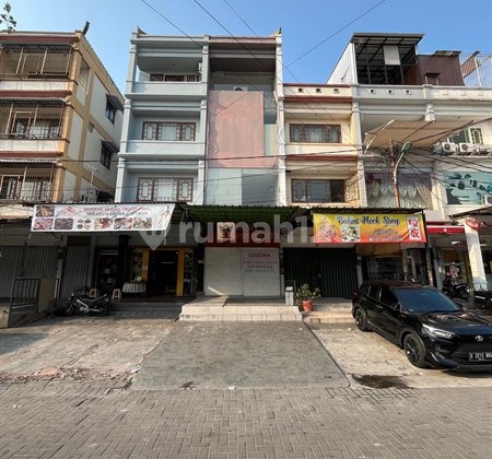 Ready to Operate! Busy Area Near Muara Karang Market Suitable for All Types of Businesses, Offices, or Commercial Investments Negotiable Until Deal 4-Story Shop House