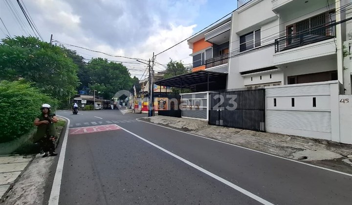 Strategis Dipinggir Jalan! Disewakan Rumah 2,5Lt Siap Huni 5 Kamar Tidur di Tomang Rawa Kepa