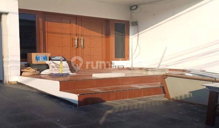 Strategic by the roadside! For Rent 2.5-Story House Ready to Occupy 5 Bedrooms in Tomang Rawa Kepa 2