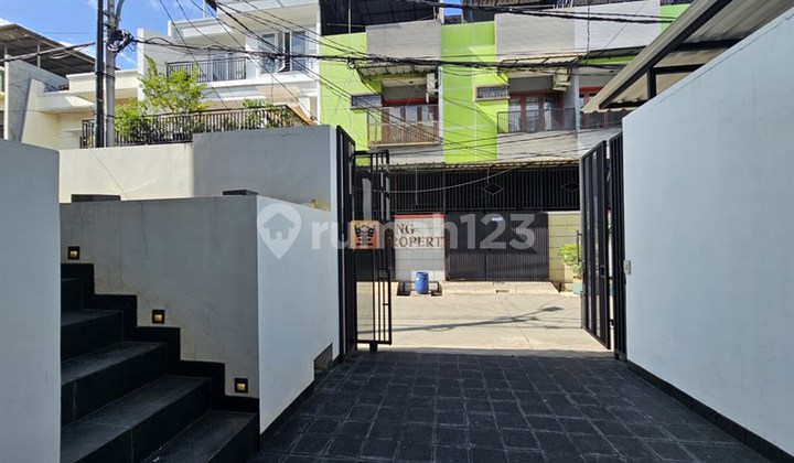 Ekslusif! Renovasi Baru Dijual Rumah Kavling Polri 2,5 Lantai Unfurnish dengan Rumah Bergaya Modern Minimalis (Jelambar) 2