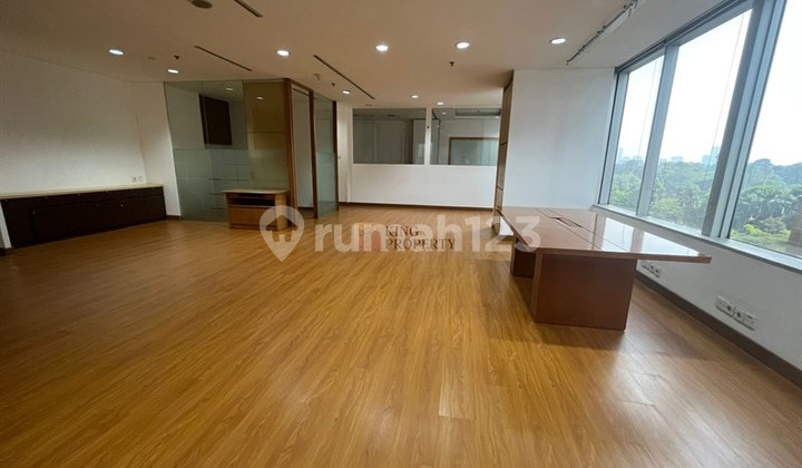 Office Space 300M Semi Furnished, Akses MRT , Selangkah ke Fx Mall dan Gbk, Accessible dengan 10 -12 Ruangan, di Sewakan Office Space Menara Sudirman
