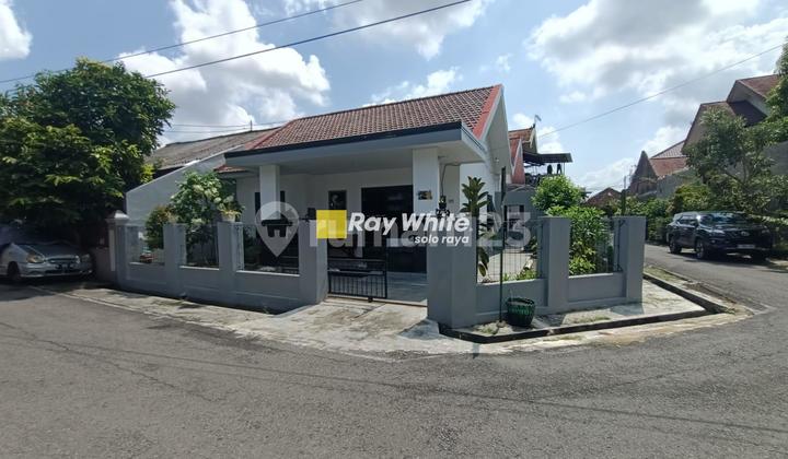 Beautiful freehold house unfurnished in the elite area of Manahan, downtown Solo. 2