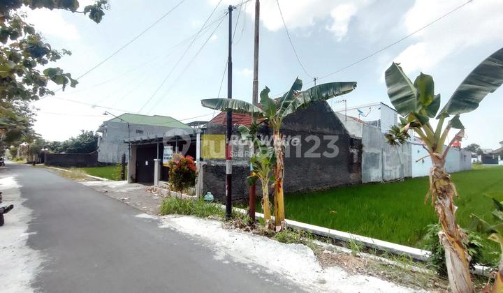 Comfortable House in the Quiet Neighborhood of Banyuanyar, Banjarsari, Solo 2