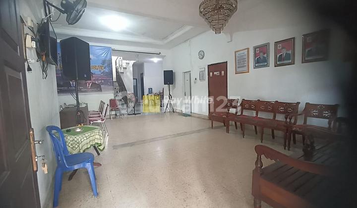 Spacious House (242m²) Ready to Occupy in a Strategic Location on Jl. Setia Budi, Gilingan, Banjarsari 2