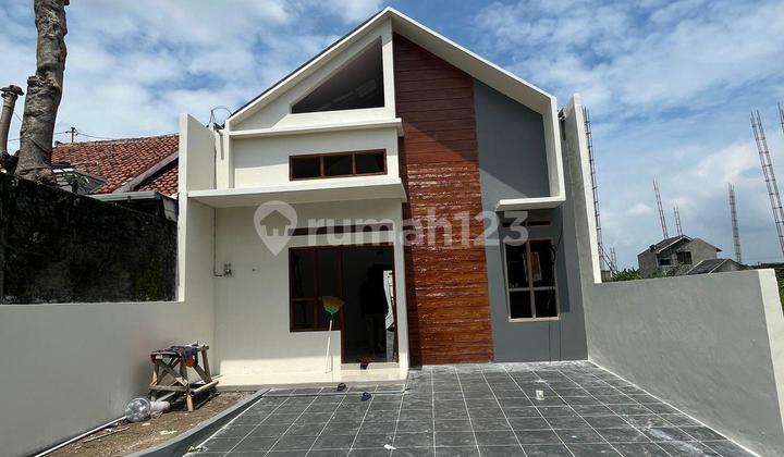 For Sale Modern Aesthetic 3 Bedroom House in Tasikmadu Karanganyar 2