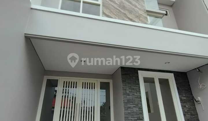 Menjual Rumah 2 Lantai - Perumahan Manyar Tirtoyoso - Dekat Mall & Sekolah & Pusat Perbelanjaan
