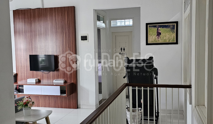 Beautiful Luxury Semi-Furnished House in Cipaku, Bandung