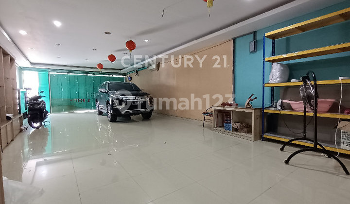 For Rent: 3-Story Shop House in Strategic Sudirman Main Road Area