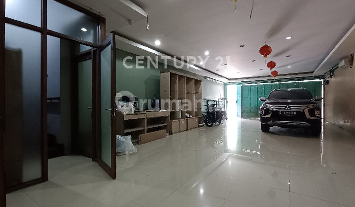 For Rent: 3-Story Shop House in Strategic Sudirman Main Road Area