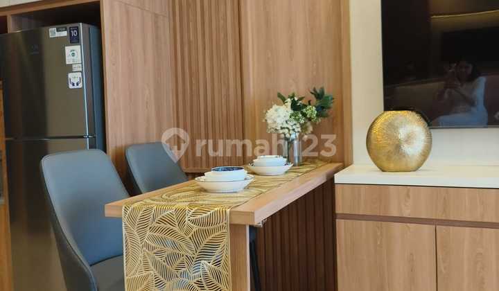 Ready-to-occupy apartment, fully furnished, just bring your suitcase, strategically located in the Sudirman Business Area.