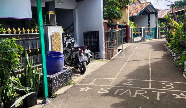 Comfortable and Lush Residence in Beji - Depok House 2