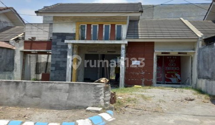 Affordable House Near Shopping Center in Sidoarjo Affordable House Near Shopping Center in Sidoarjo
