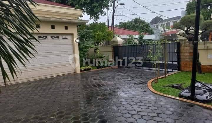Luxury House Located in the Elite Area of South Jakarta Luxury House Located in the Elite Area of South Jakarta