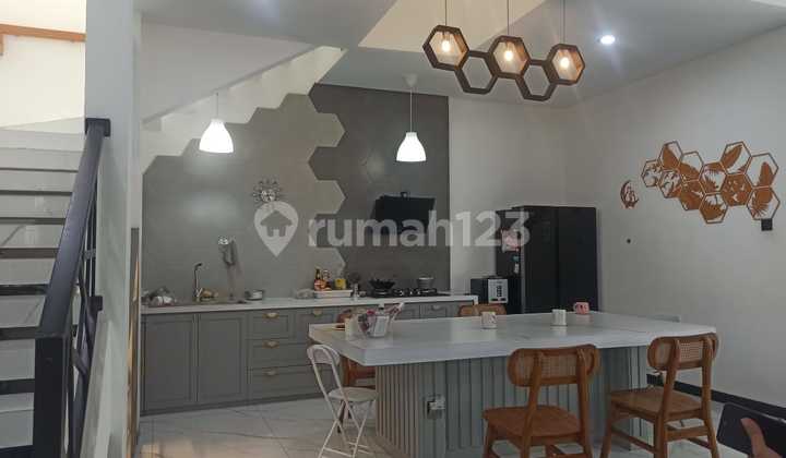 Dijual – Rumah Hook Di Taman Kopo Indah 5, Cluster Pinewoodrumah Luas Dan Asri Di Kawasan Favorit, Posisi Hook Hadap Utara & Barat.