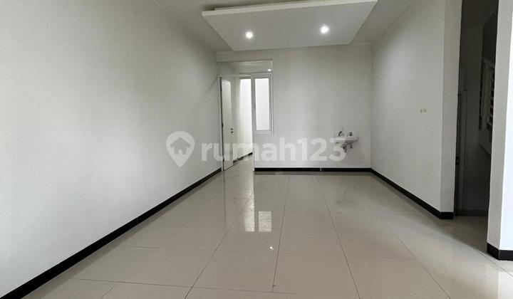 For Rent – 2-Story House in Taman Kopo Indah V (Sommerville), Bandung. A comfortable and spacious house in a favorite residential area, suitable for families.