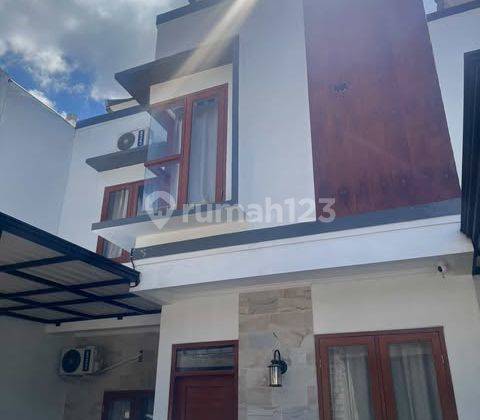 Rumah Lantai 2 dilingkungan yang Favorit dijalan utama bulu indah 1