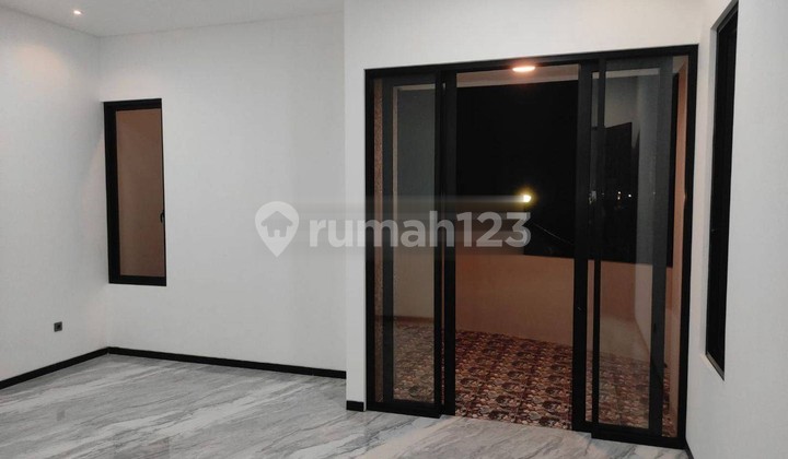 Rumah Minimalis 2 LT Hook di Mulyosari Prima Surabaya Siap Huni