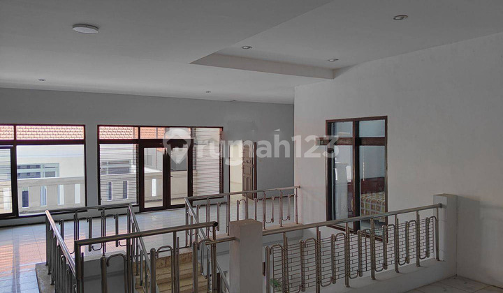 FOR SALE/RENT. HOUSE ON RAYA DIPONEGORO WITH CERTIFICATE, SUITABLE FOR HOTEL AND BANK. 2