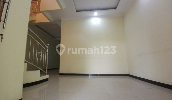For Rent 2-Story House Kunciran Indah Ready to Occupied Flood-Free Strategic Cheapest SHM Negotiable