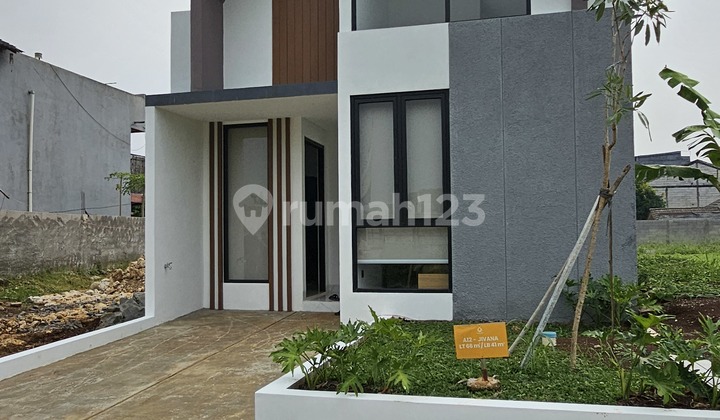 Luxurious and Spacious House Near Highway and Other Facilities in Cibinong Luxurious and Spacious House Near Highway and Other Facilities in Cibinong