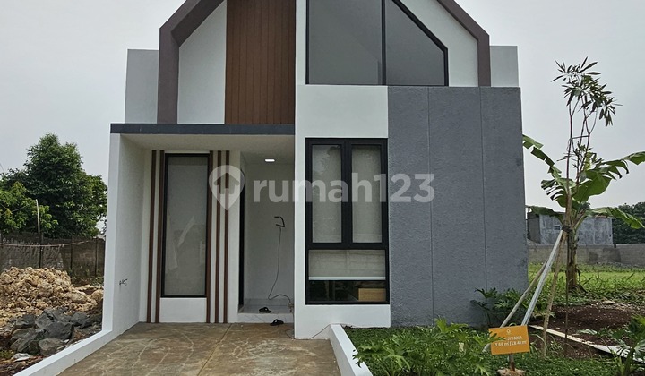 Luxurious and Spacious House Near Highway and Other Facilities in Cibinong Luxurious and Spacious House Near Highway and Other Facilities in Cibinong