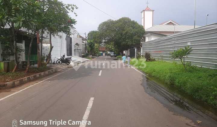 Cheap Old House For Sale in Pulomas Barat Housing, East Jakarta 2