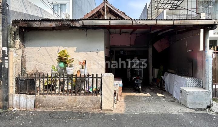 RUmah Hitung Tanah Dekat Eco Park di Tebet TImur Akses Jalan 1 Mobil Dekat Jalan Lebar 2