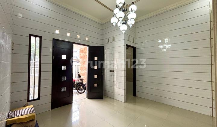 Ready-to-Occupy House in Kebon Baru with Access for 2 Cars 2